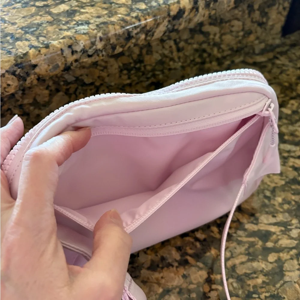 NWT - Lululemon Athletica Blissful Pink Crossbody Bag - Picture 4 of 4
